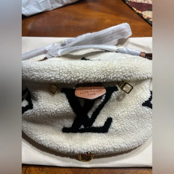 Louis Vuitton Giant Teddy bum bag White and Black Shearling crossbody - Picture 2 of 8